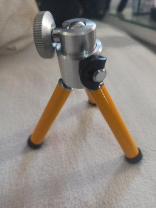 Trípode compacto plateado y amarillo