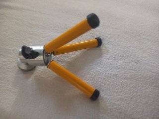 Trípode compacto plateado y amarillo