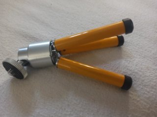 Trípode compacto plateado y amarillo