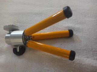 Trípode compacto plateado y amarillo