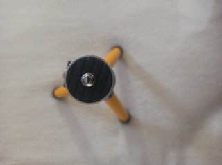 Trípode compacto plateado y amarillo