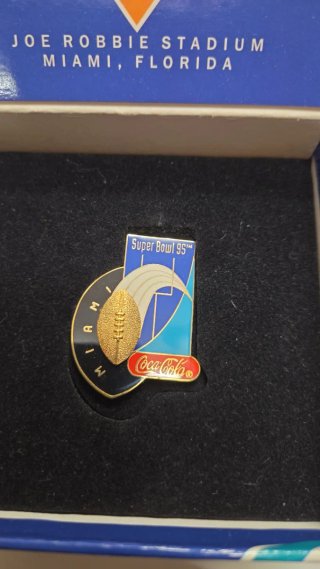 Lote 2 Pins Coca-Cola raros edicion limitada en ca