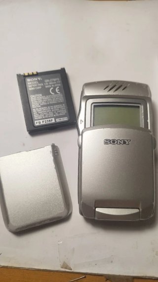 Sony CMD-Z7 Cellulare Flip Grigio Argento