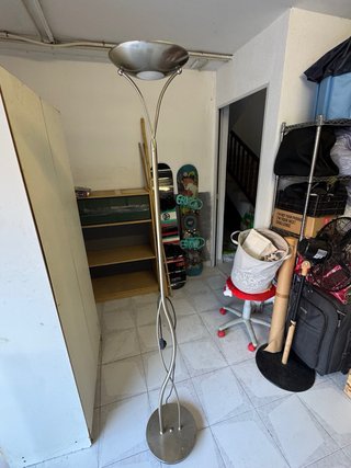 Lámpara de pie moderna gris