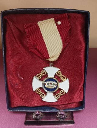 Medalla militar con águila y esmalte blanco