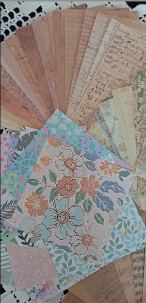 Caixa com Papéis e Adesivos para Scrapbooking