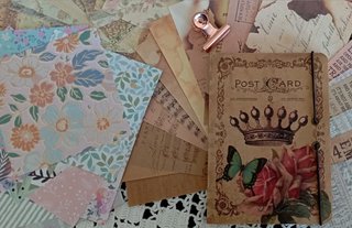 Caixa com Papéis e Adesivos para Scrapbooking