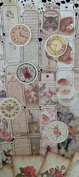 Caixa com Papéis e Adesivos para Scrapbooking