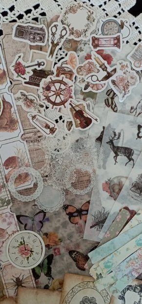 Caixa com Papéis e Adesivos para Scrapbooking