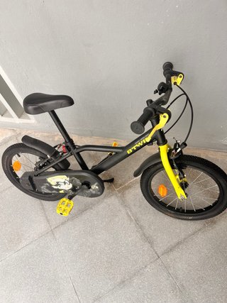 Bici infantil BTWIN negra y amarilla