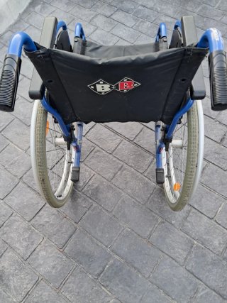 Silla de ruedas azul plegable