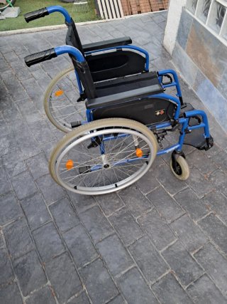 Silla de ruedas azul plegable