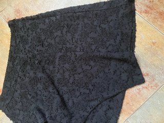 Falda negra corta asimétrica