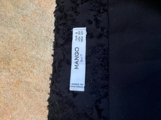Falda negra corta asimétrica
