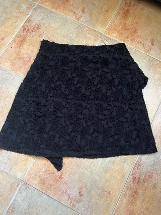 Falda negra corta asimétrica