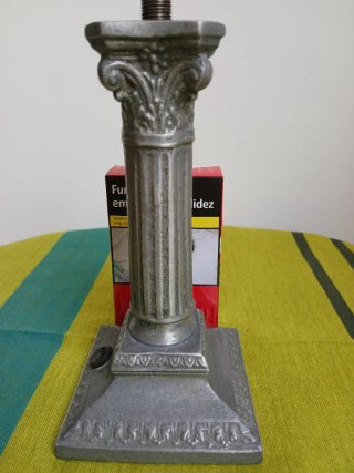 Pie de lámpara antiguo de calamina.