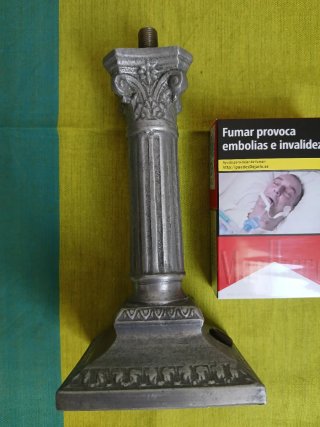Pie de lámpara antiguo de calamina.
