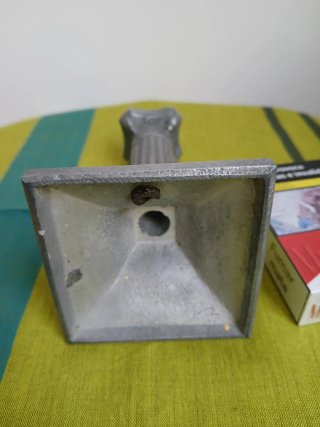 Pie de lámpara antiguo de calamina.