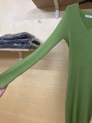 Nuovo vestito verde a coste scollo V