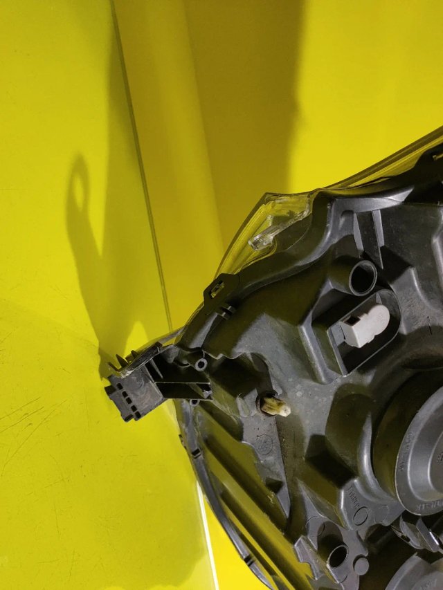 Faro Izquierdo Peugeot 208