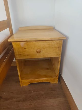 2 Mesitas de noche de madera