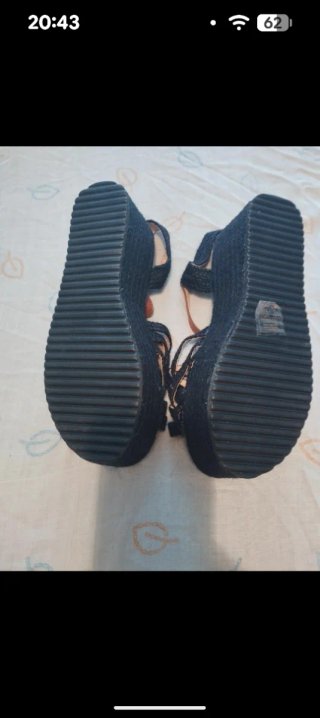 Sandalias de plataforma negras y marrones