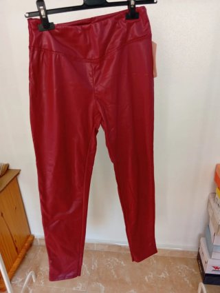 Pantalón polipiel rojo