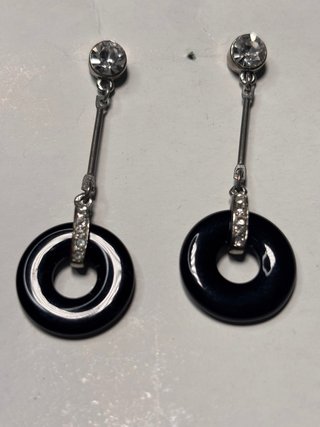 Pendientes largos plateados con círculos negros