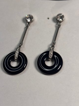 Pendientes largos plateados con círculos negros