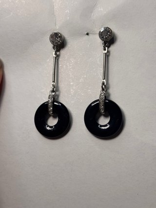 Pendientes largos plateados con círculos negros