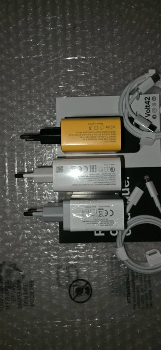 Lotto 3 Caricabatterie Smartphone Assortiti