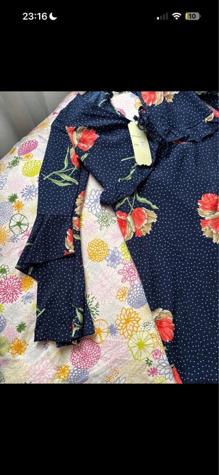 Vestido azul con estampado floral rojo