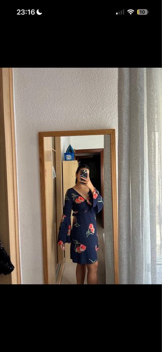 Vestido azul con estampado floral rojo