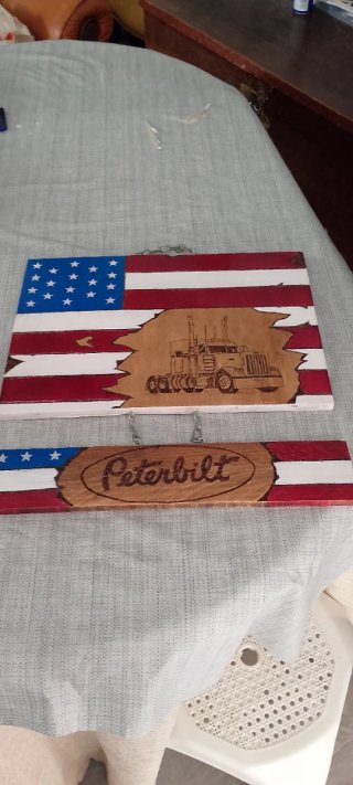 Cuadro pirograbado bandera americana camión