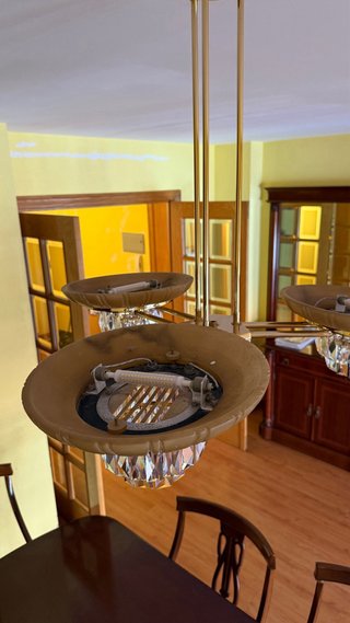 Lámpara dorada de comedor con cristales