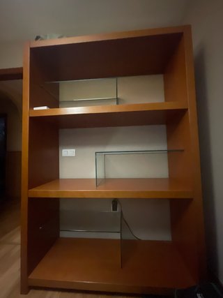 Mueble de madera con estantes de cristal