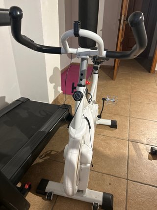Bicicleta de ejercicio blanca