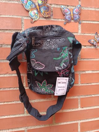 RIÑONERA ARTESANAL CON BORDADOS FLORALES
