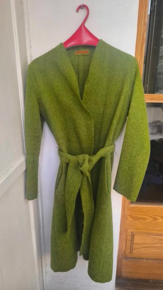 Abrigo de lana verde de la diseñadora Sybilla