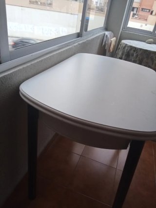 Mesa plegable blanca y negra