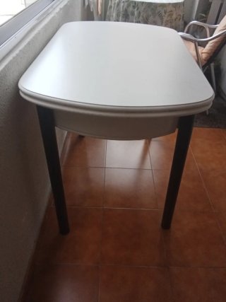 Mesa plegable blanca y negra