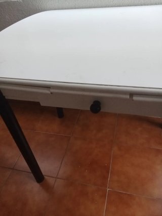 Mesa plegable blanca y negra