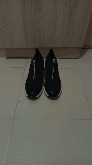 Zapatos negros con detalle dorado