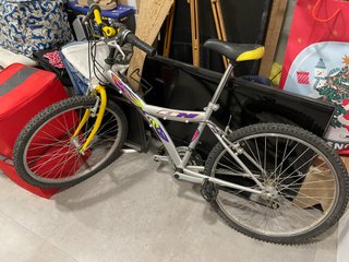 Bicicleta BH plateada con detalles amarillos