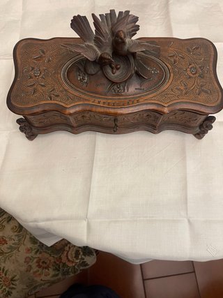 Scatola in legno intagliata con uccelli e nido