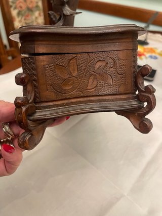Scatola in legno intagliata con uccelli e nido