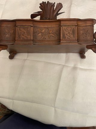 Scatola in legno intagliata con uccelli e nido