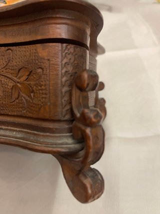 Scatola in legno intagliata con uccelli e nido