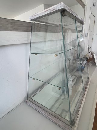 Vitrina expositora de cristal y madera