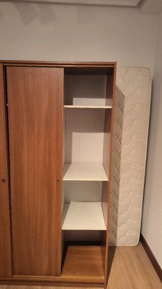 Armario puertas correderas madera marrón